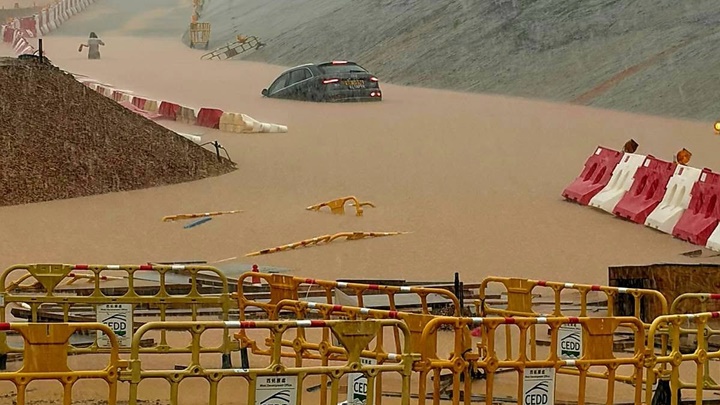 屯門暴雨成災 亦園路水浸致車輛死火 女司機涉水脫困