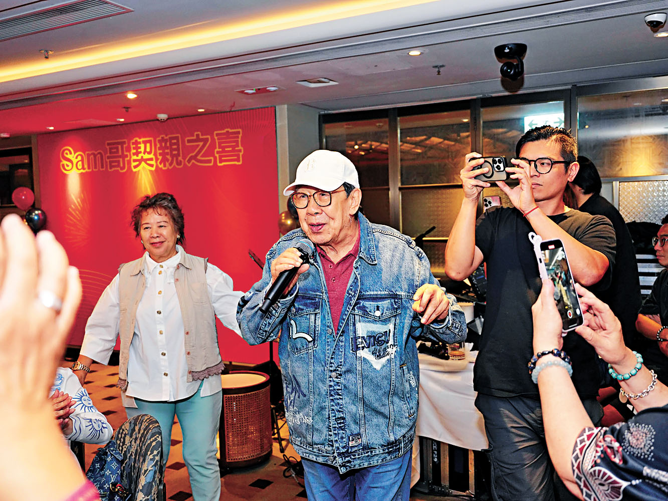 修哥亦有出席上契宴，並即席唱歌助興。