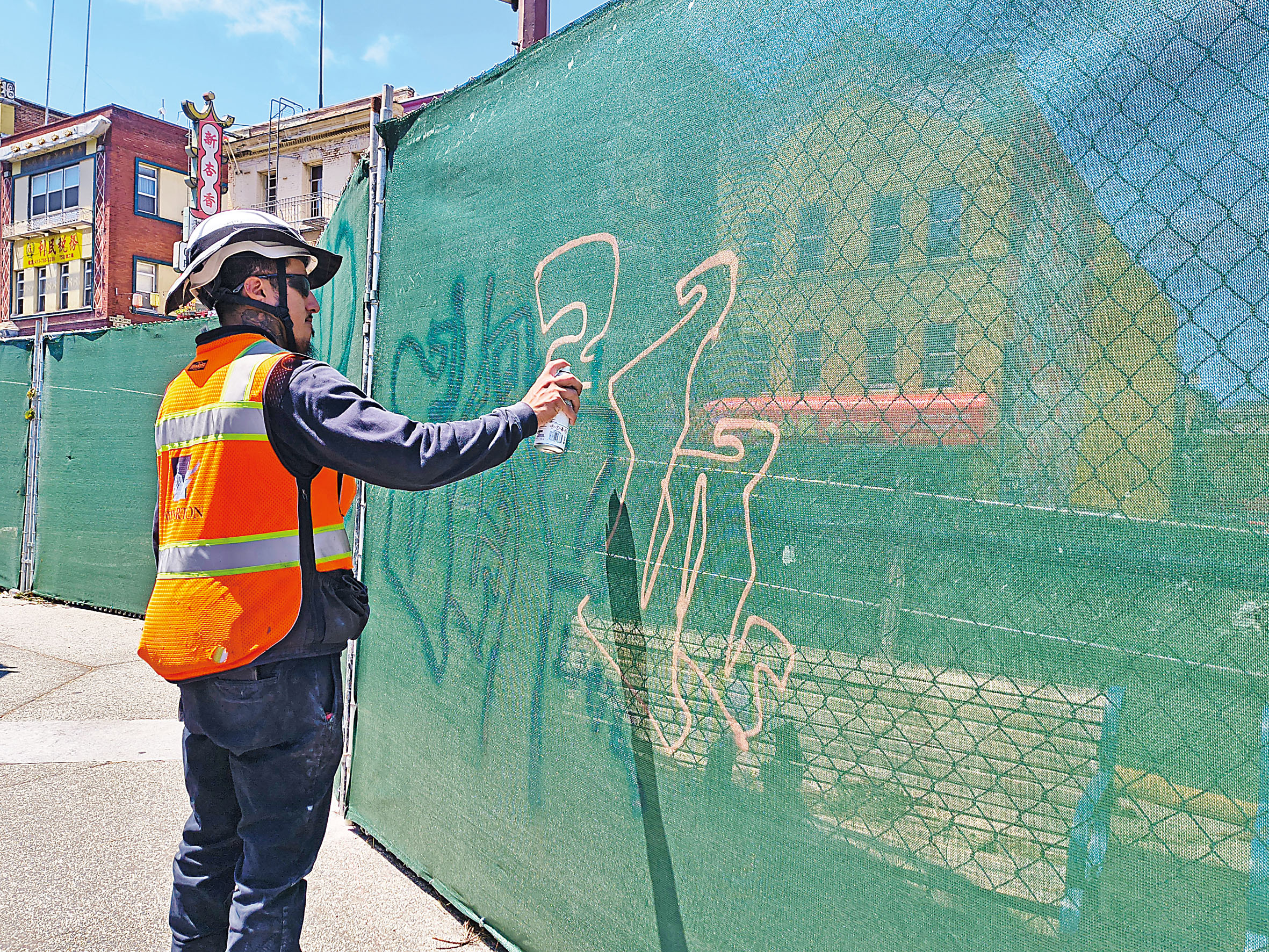 花園角廣場重建工程施工單位每天都要清理遮罩帳幕上的塗鴉，不勝其煩。記者黃偉江攝