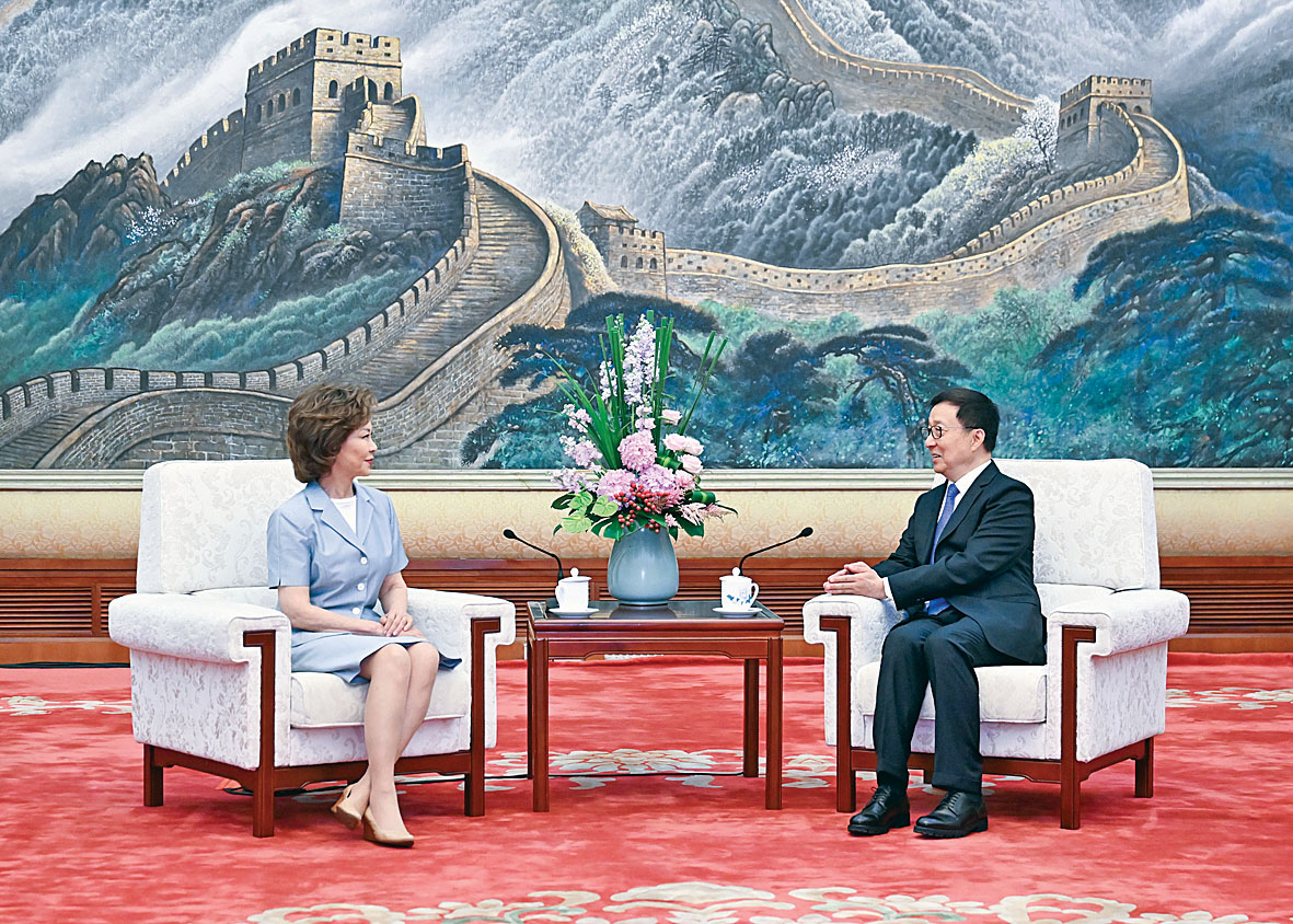 中國國家副主席韓正（右）在北京會見美國前運輸部長趙小蘭。 新華社