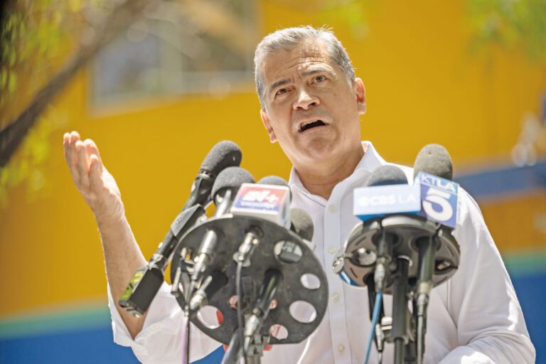 Anthropic十多名員工集體捐款47萬元資助民主黨候選人貝塞拉（Xavier Becerra）。美聯社資料圖