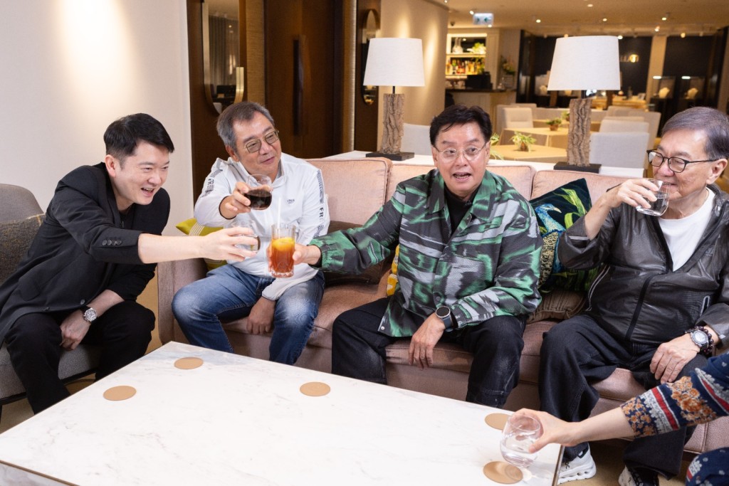 (左起)邱子傑、葉偉忠和陳永鎬藉錄影機會與校長聚舊。
