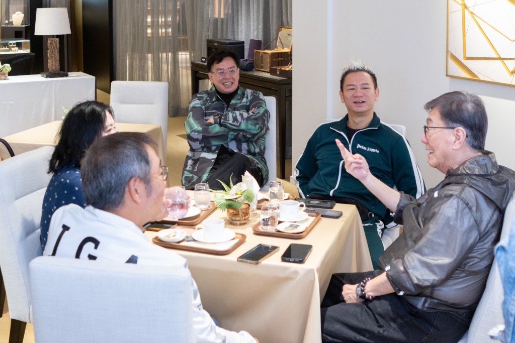 校長與一眾舊拍檔難得聚首,話題不斷。