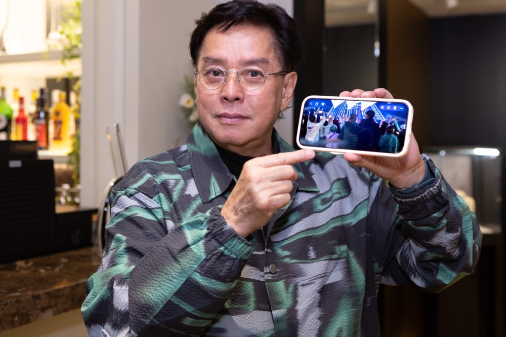 校長呼籲照片中的三代同堂歌迷盡快與他聯絡。