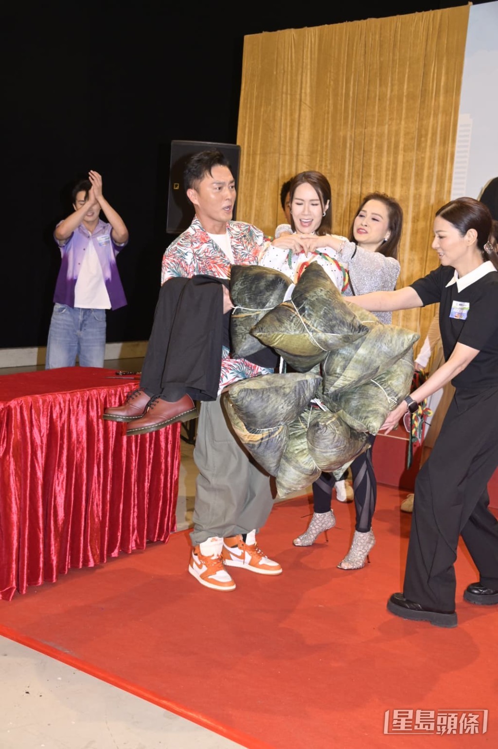 遊戲期間,楊明以「公主抱」方式抱起未婚妻莊思明完成挑戰。