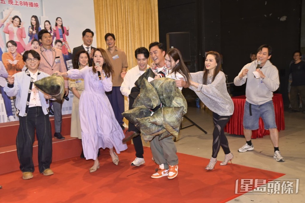 周嘉洛與吳偉豪相當搞鬼,搬走桌子令楊明一時找不到終點。