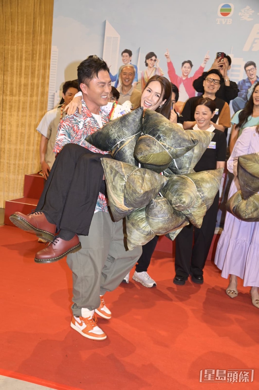 不過人逢喜事精神爽,楊明依然滿臉笑容。