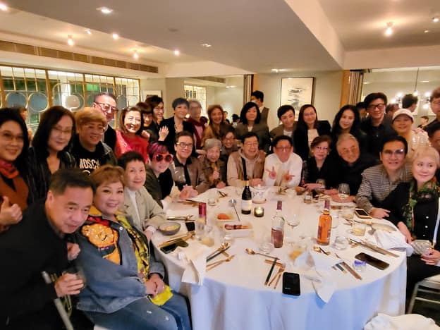 她間中會出席圈中人的聚會。
