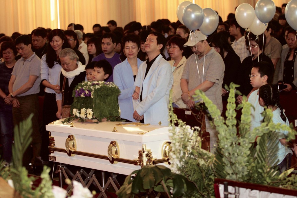 廖文諾經過三年抗癌,最終於2006年離世。