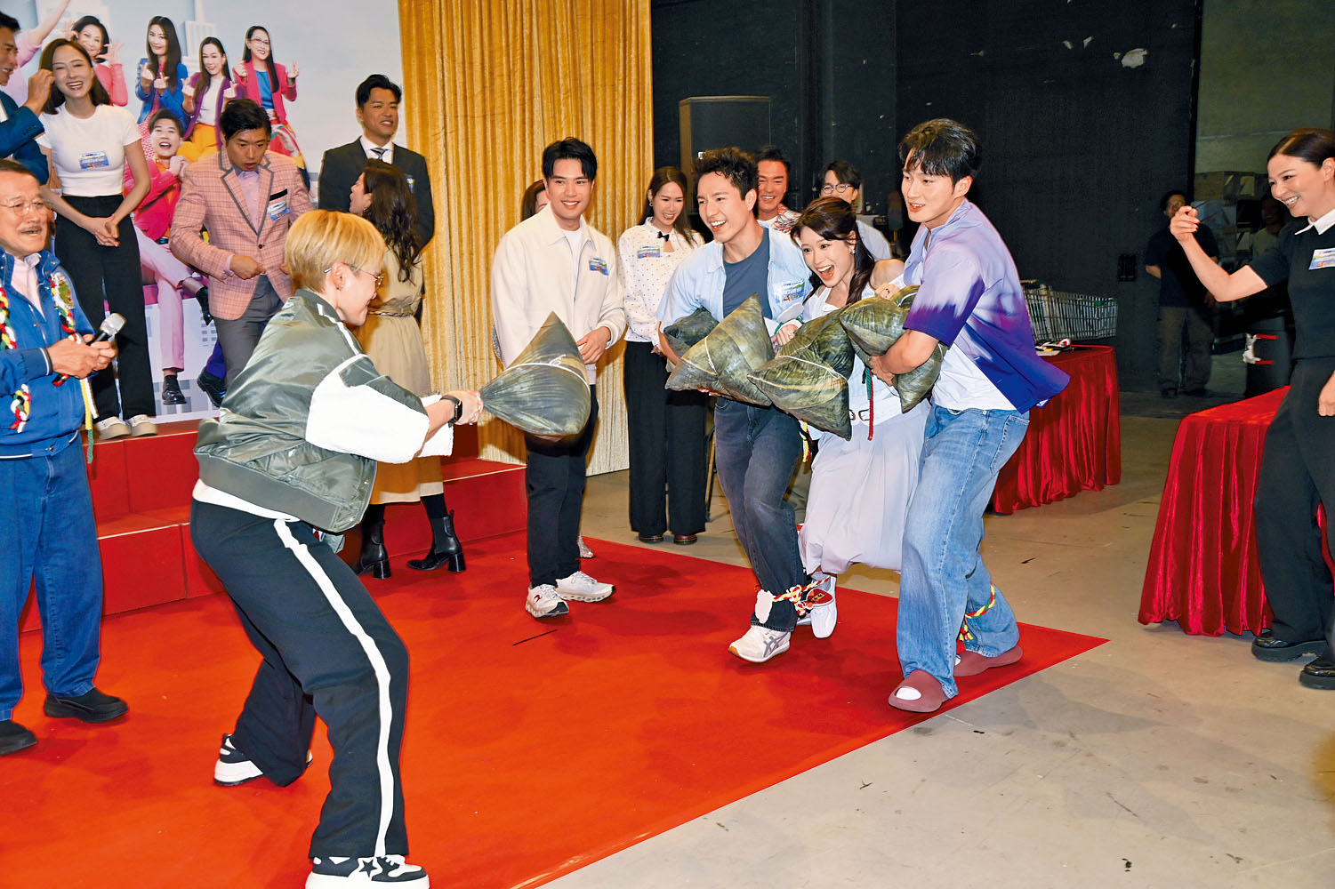 一眾演員合力玩遊戲應節。