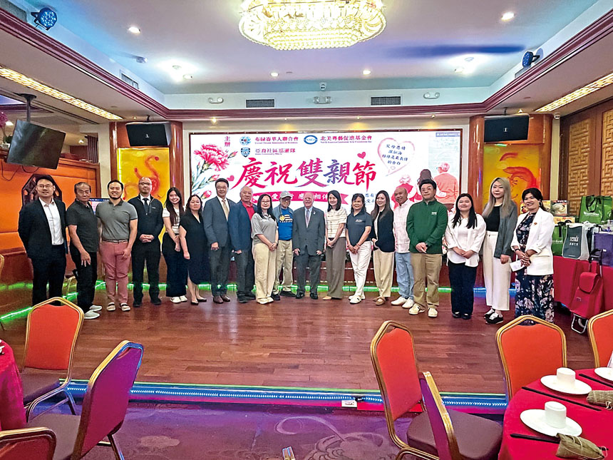 多名議員參加活動向長者們送上祝福。