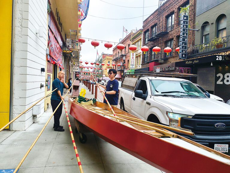在天后廟街龍舟文化節的龍舟樣辦，昨午運抵比賽現場。記者黃偉江攝