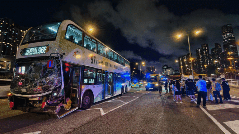 西九龍公路三車連環相撞 九巴及兩私家車受損 一車翻側三人送院