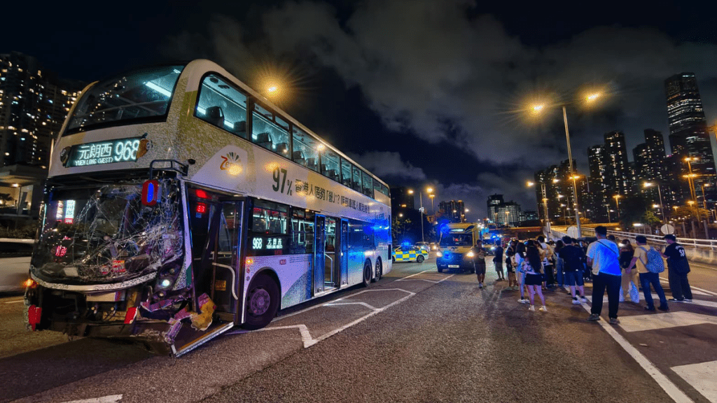 西九龍公路三車連環相撞 九巴及兩私家車受損 一車翻側三人送院