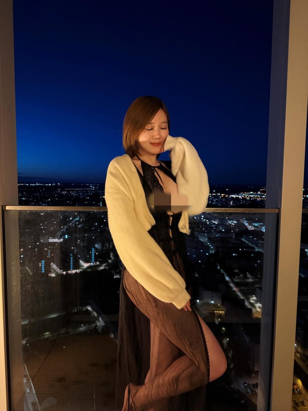 高衩剪裁展示白雲一雙長腿,性感程度甚高。