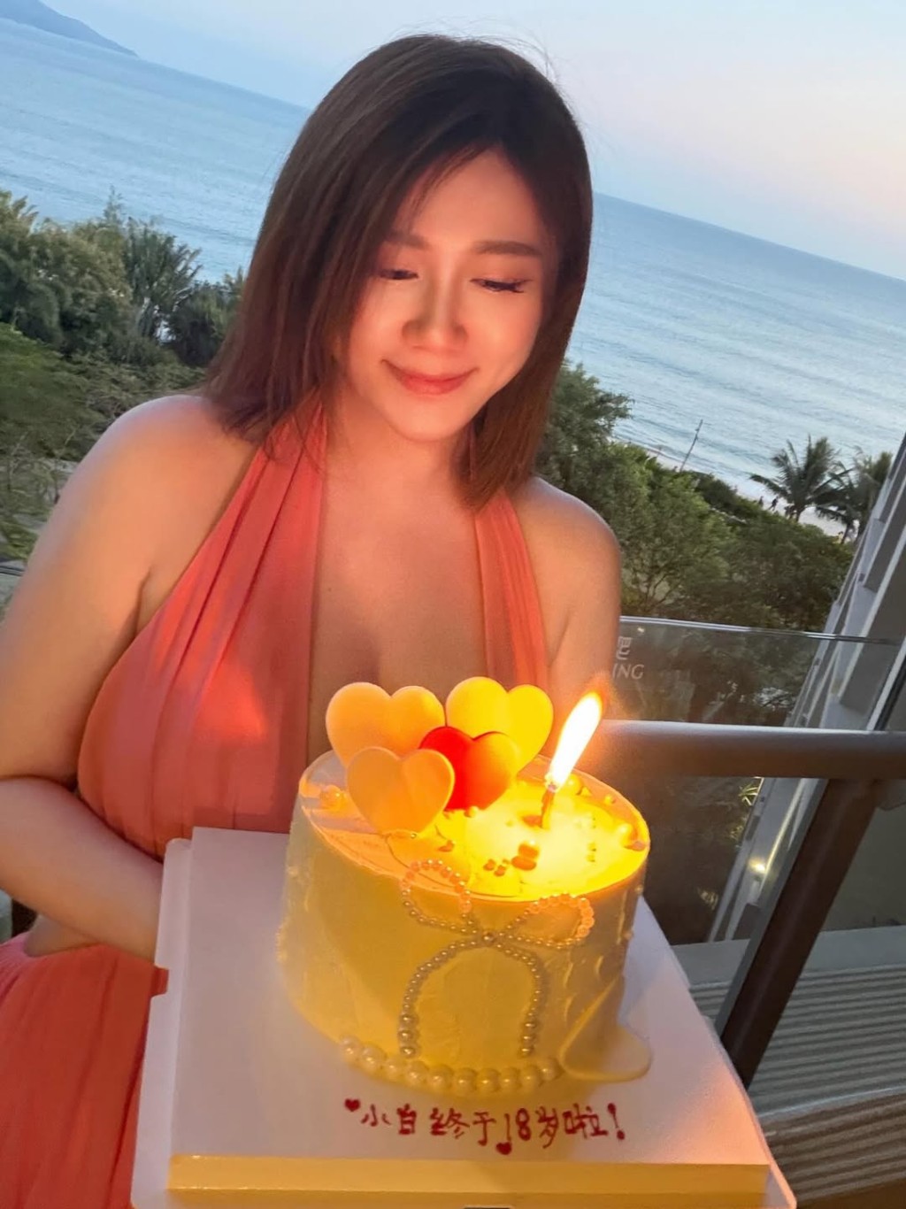 白雲在生日蛋糕上寫著「小白終於18歲啦!」