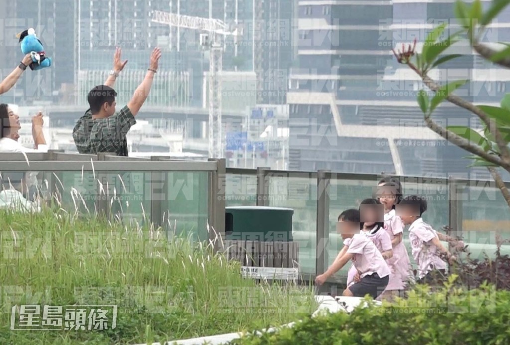羅子溢在活動中落力逗小朋友笑。