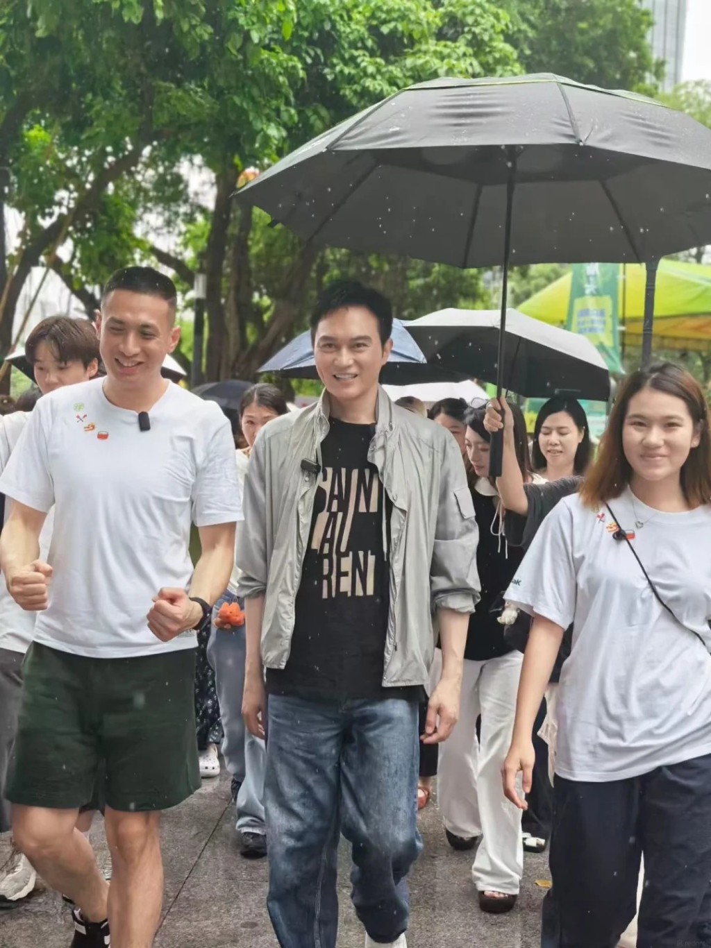 張智霖出現後，立即吸引數百名路人圍觀拍照。