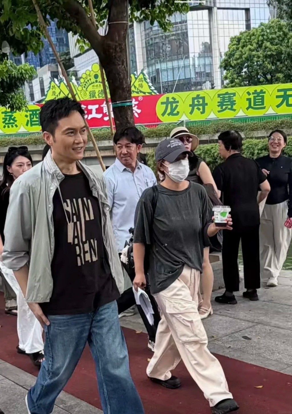張智霖全程保持笑容，態度友善親民。