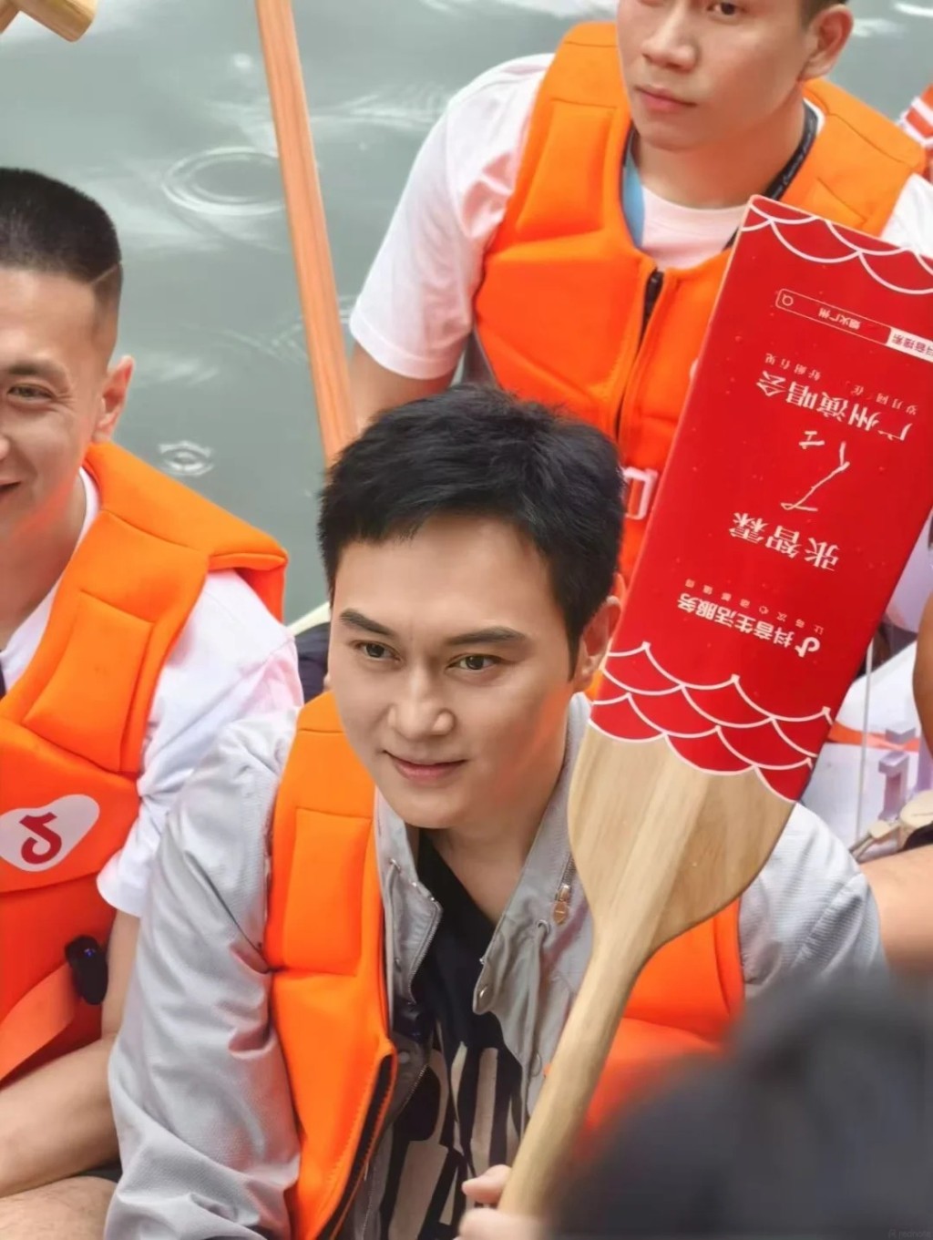 張智霖落場扒龍舟，網民的焦點落在他不老的容貌上。