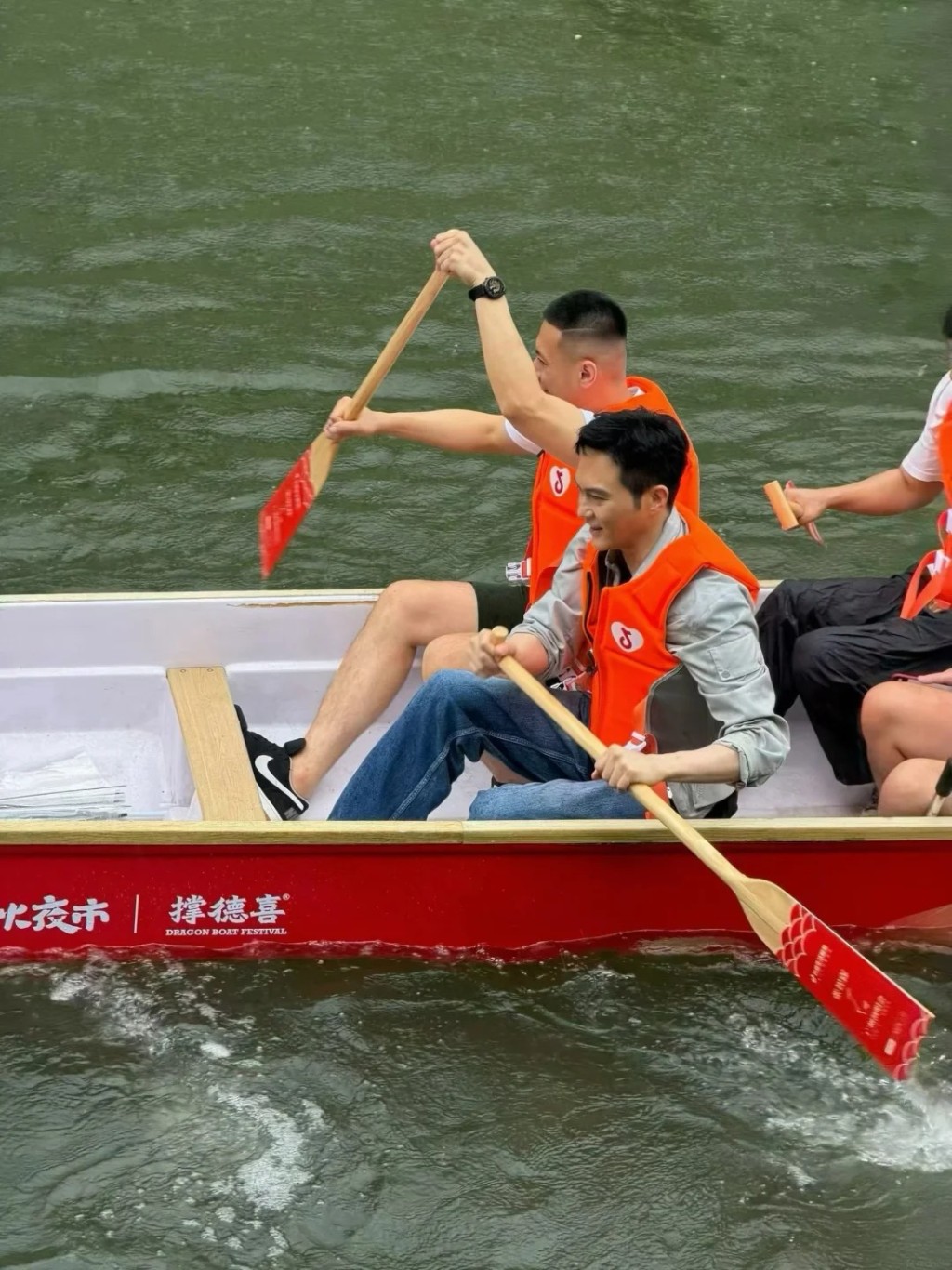 張智霖認真地扒龍舟，而且外貌看起來十分年輕。