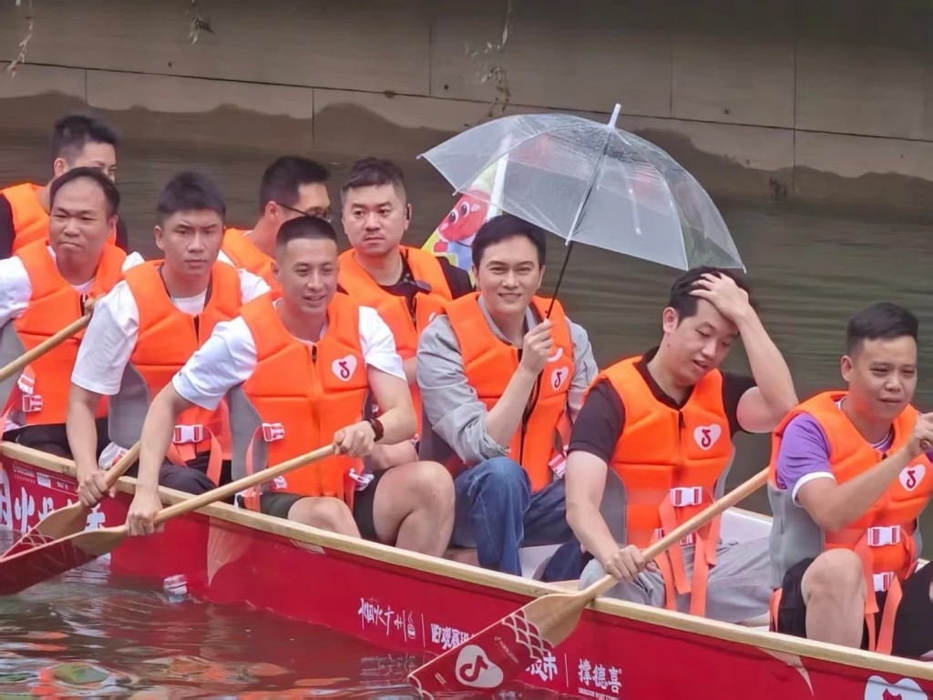 張智霖冒雨扒龍舟，被網友稱讚為專業藝人。