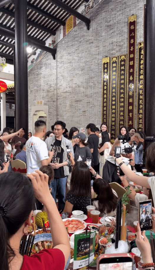 張智霖被大批村民圍住拍攝，他依然保持微笑。