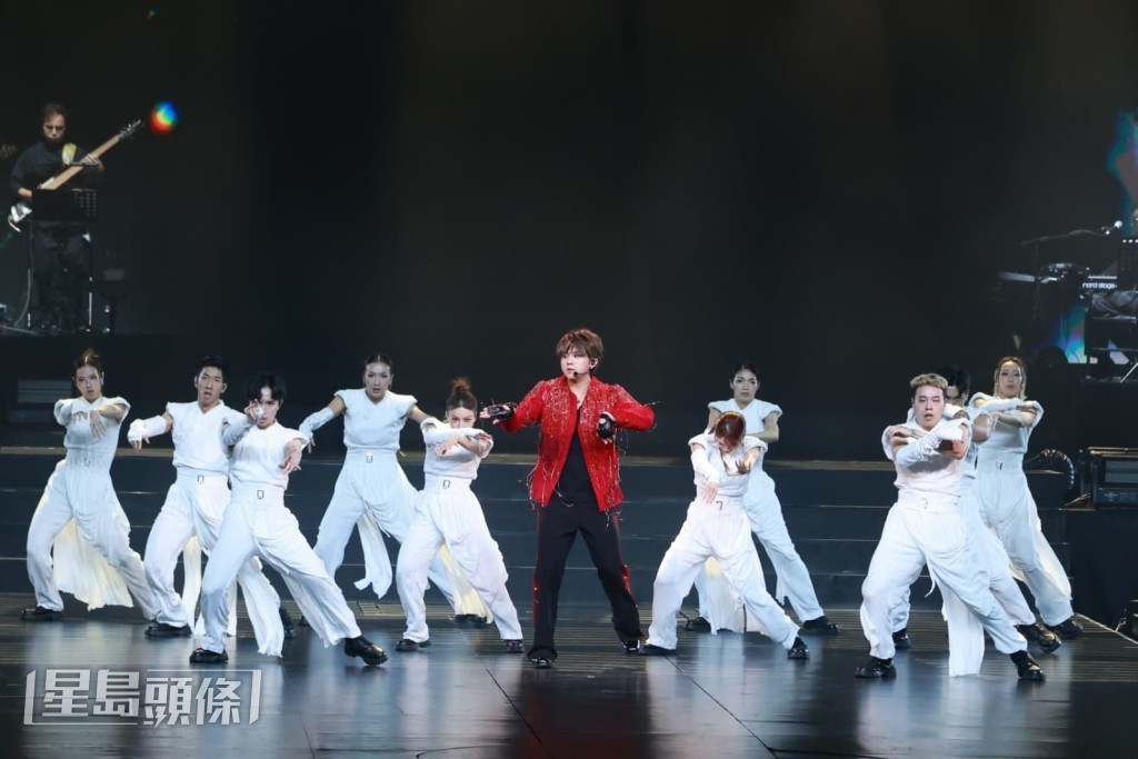 演唱會一開始，姜濤便連唱多首快歌。