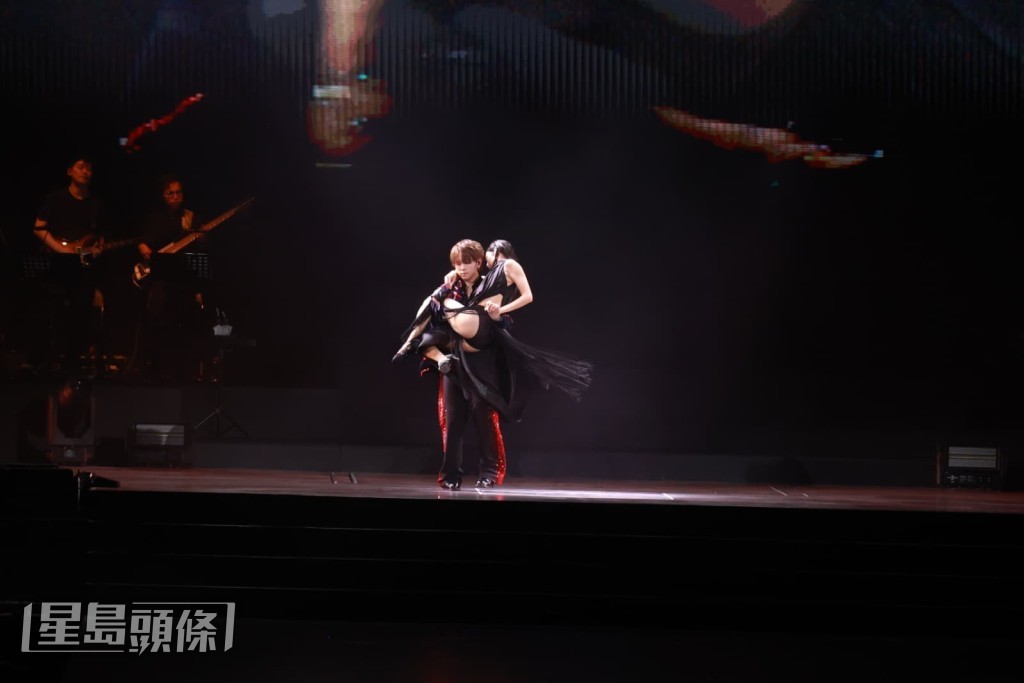 姜濤與女舞蹈員表演貼身熱舞。