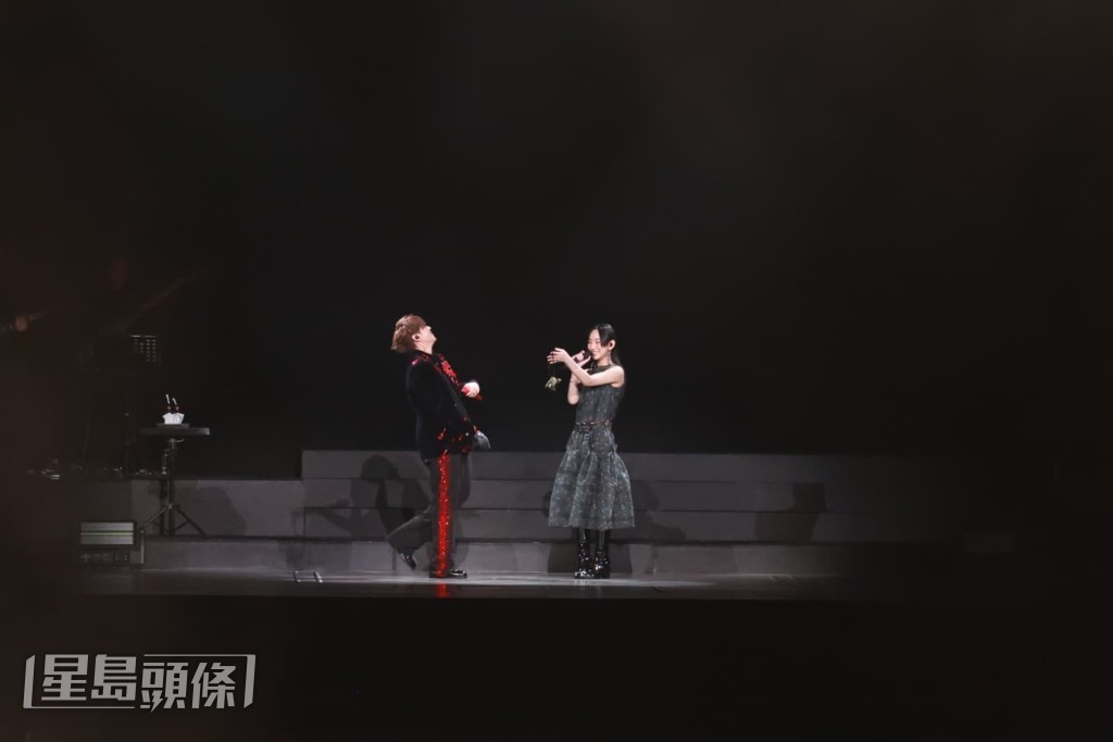 炎明熹（Gigi）拿了兩隻糉上台送給姜濤。
