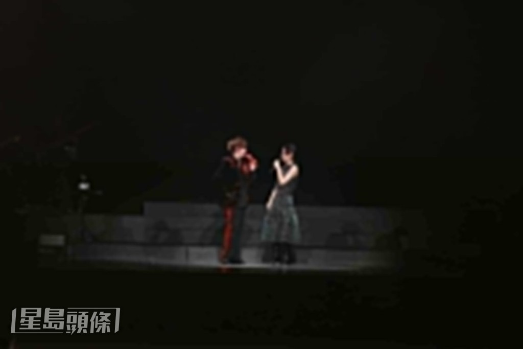 兩人合唱歌曲《愛不單行》。