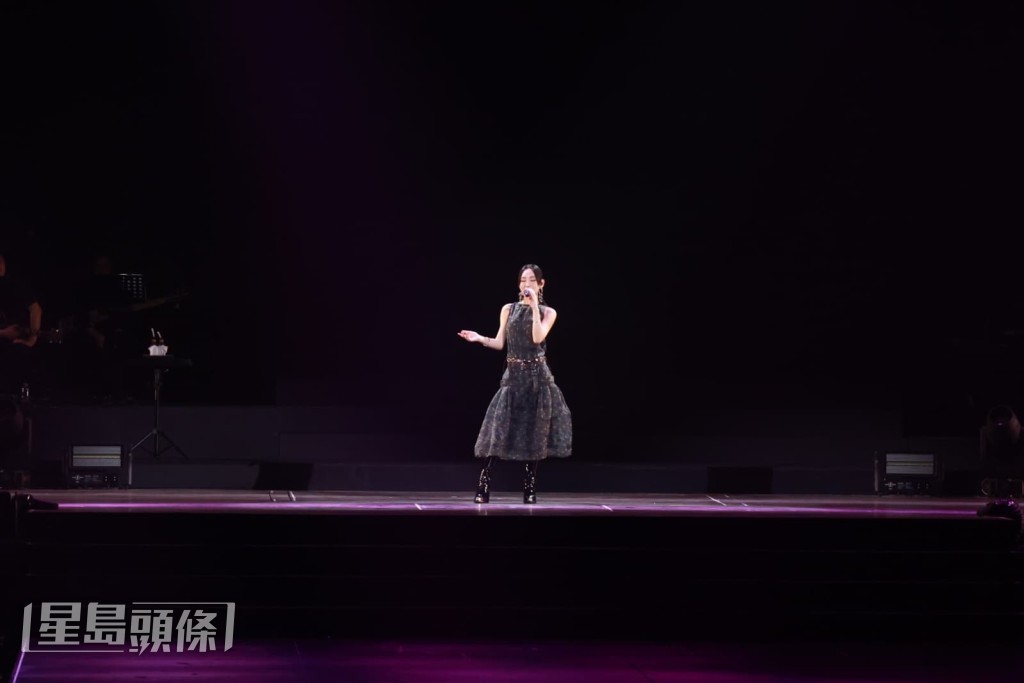 Gigi在台上的個人演出時刻。