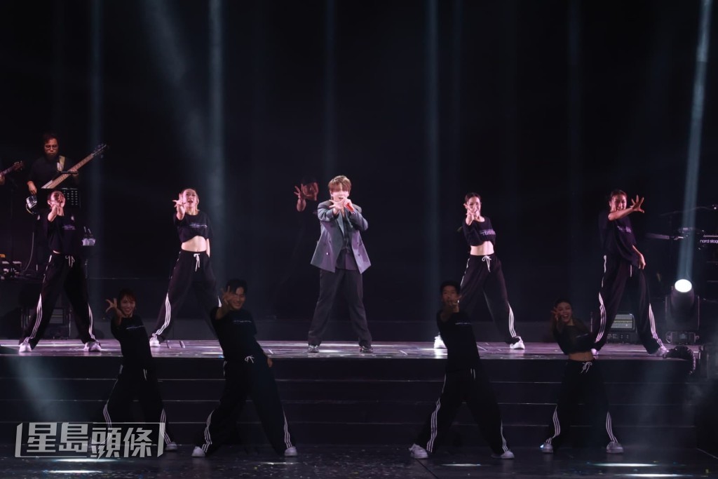 姜濤跳唱郭富城的經典歌曲《對你愛不完》。