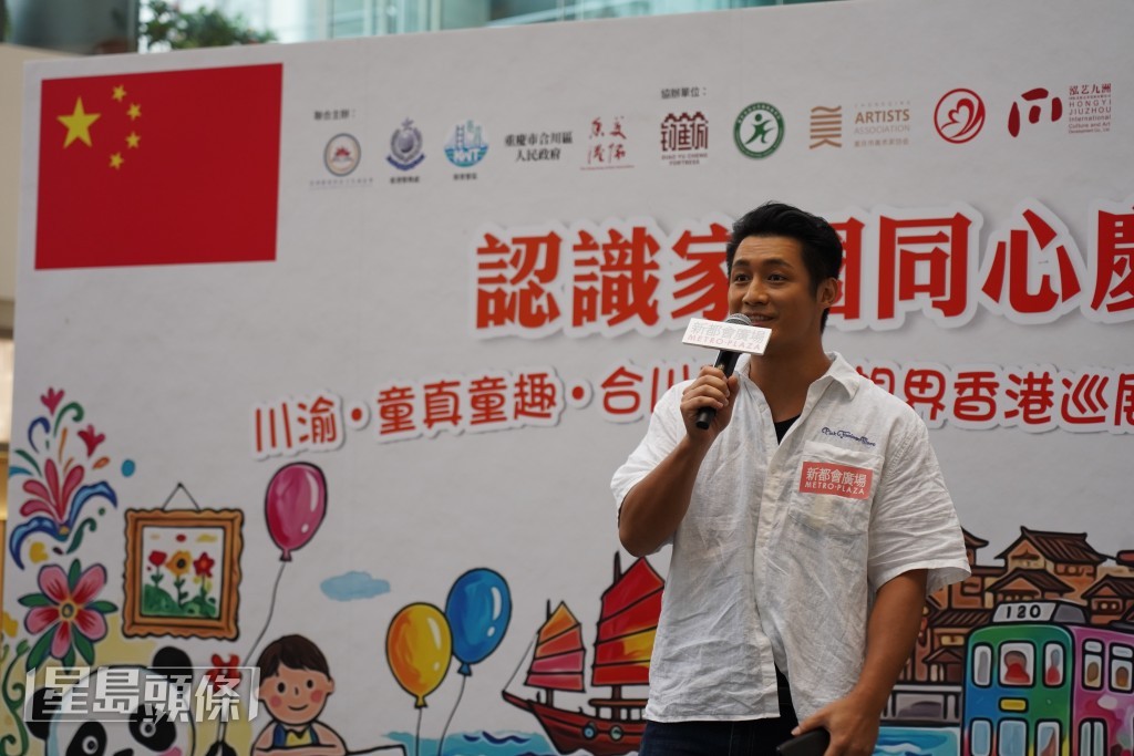 翟威廉結合警方的防罪防騙宣傳,與現場街坊進行問答互動,氣氛熱烈。