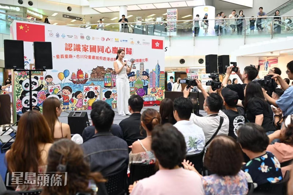現場不少市民駐足觀賞表演及打卡留影。
