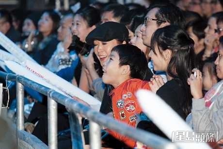 任賢齊在2015年的演唱會上,獲太太Tina與子女到場支持。(資料圖片)