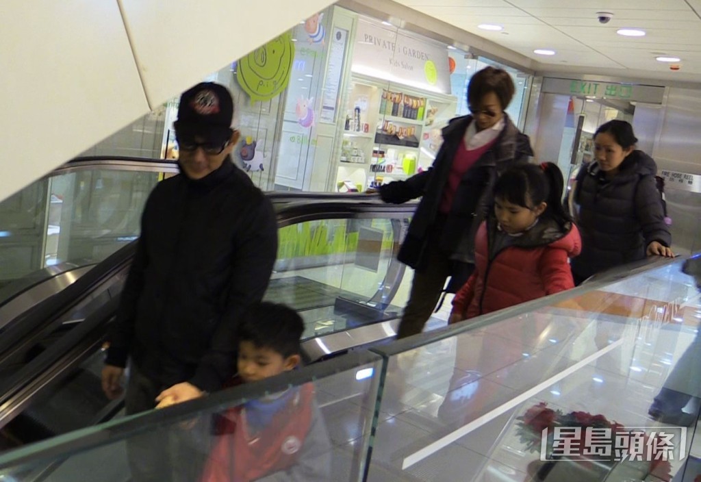 自幼子在港出生後,任賢齊一家便定居香港,2014年曾被拍到全家外出。(資料圖片)