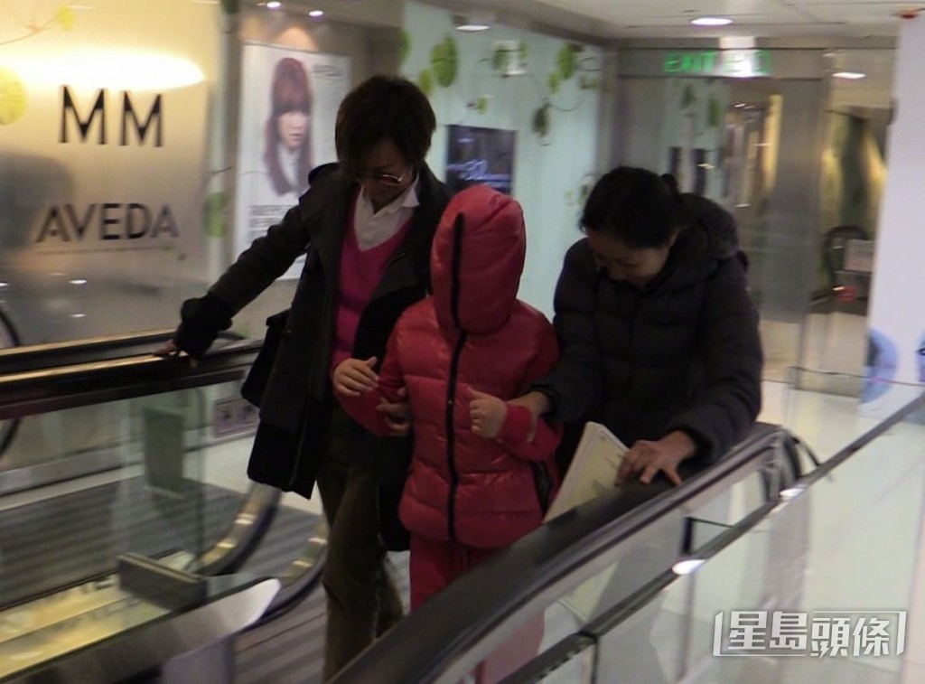 任賢齊女兒Rati較為低調,面對鏡頭時會用手遮擋臉部。(資料圖片)