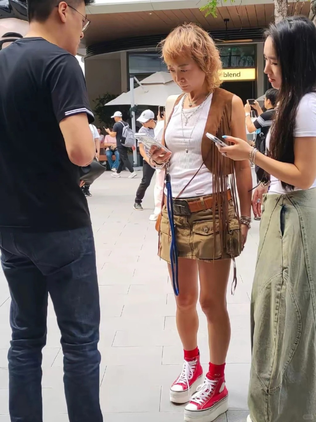 任賢齊的太太陳則妤(金髮者)與女兒Rati曾於深圳露面。
