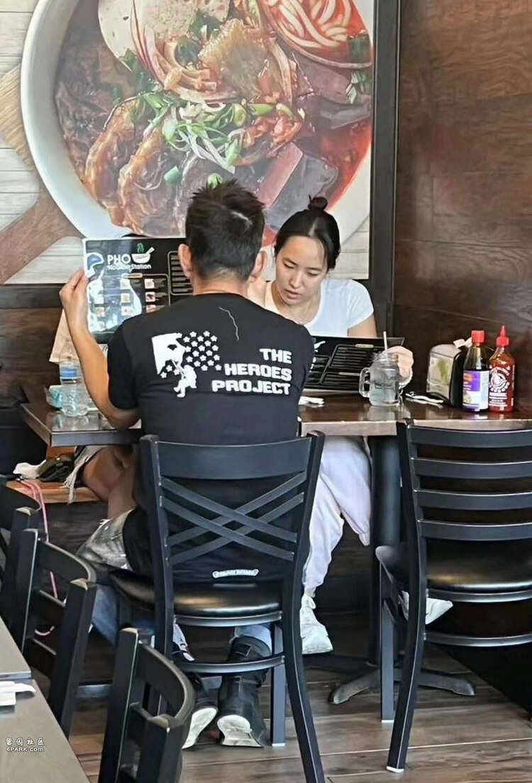 任賢齊曾陪伴女兒前往美國開學。