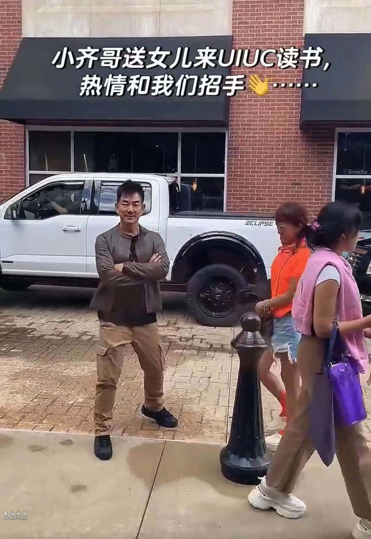 任賢齊待人親切有禮,毫無架子。