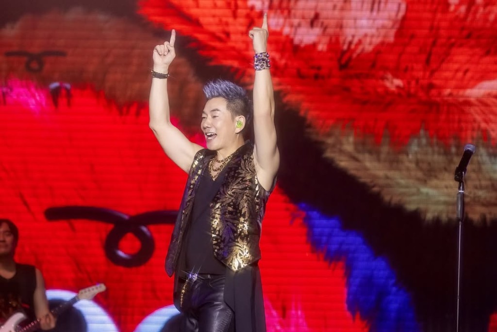 任賢齊在舞台上深情演繹多首經典金曲。