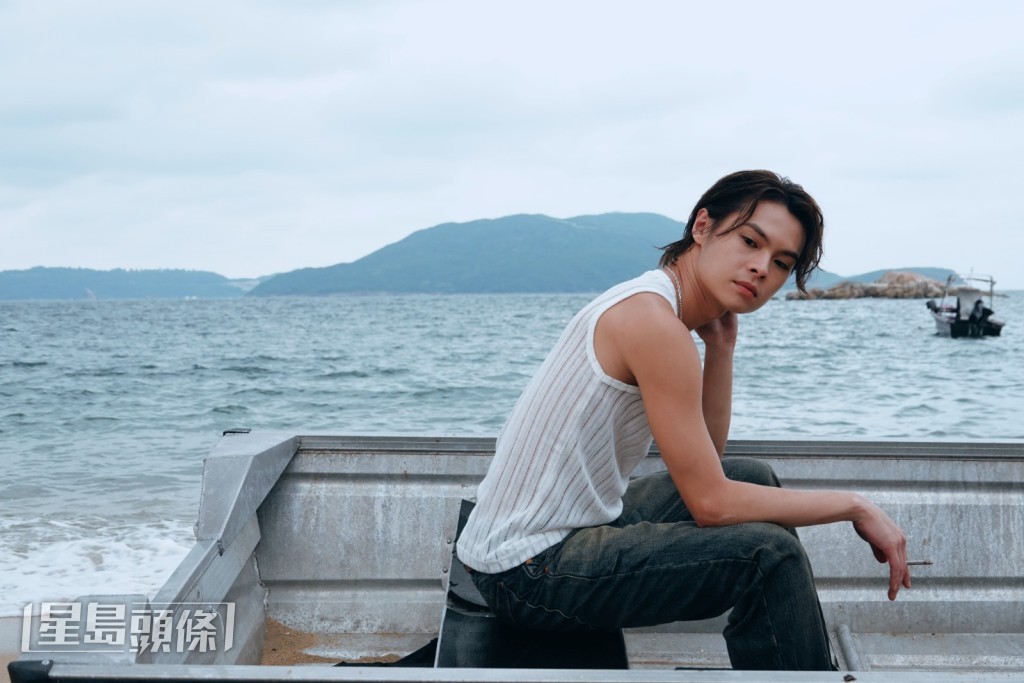 新歌《呼吸一世》由天衡負責作曲、編曲及監製,並由梁栢堅填寫歌詞。