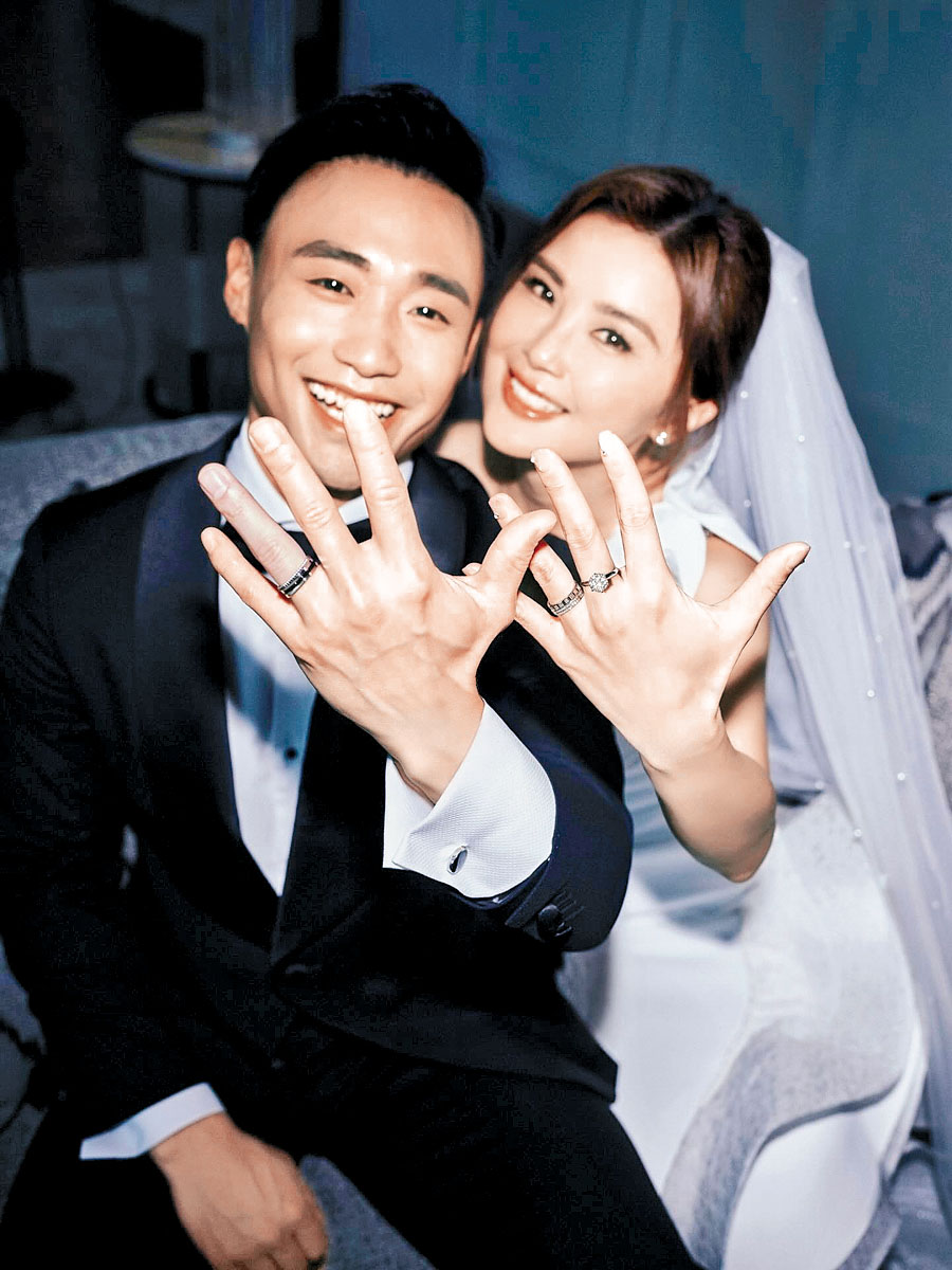 ■Kenny否認新婚的阿Sa出現婚變。