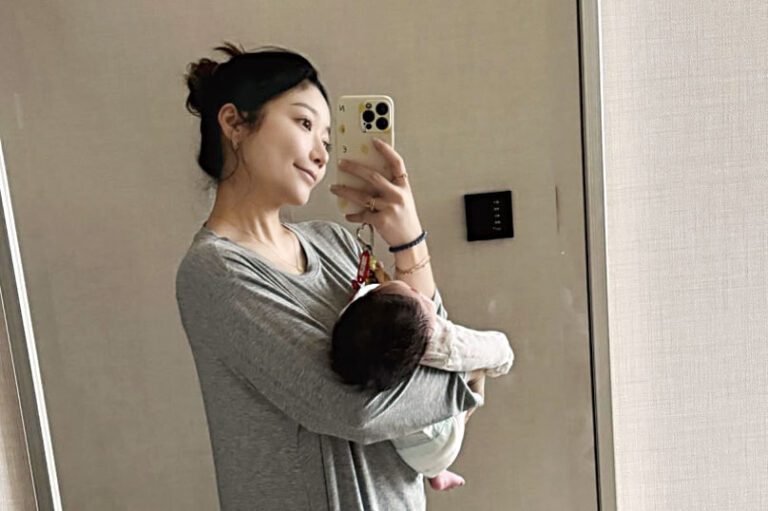 依依抱著女兒自拍。網上圖片