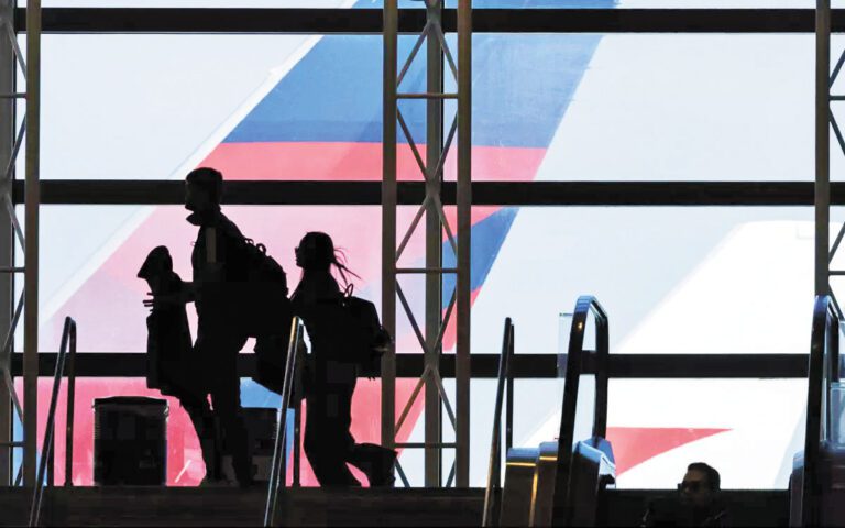 洛杉磯國際機場旅客前往登機口。洛杉磯時報