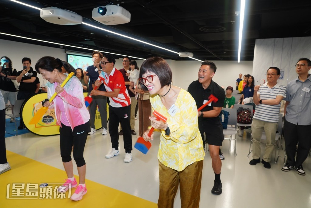 眾人率先體驗全新虛擬運動對健康帶來的益處。