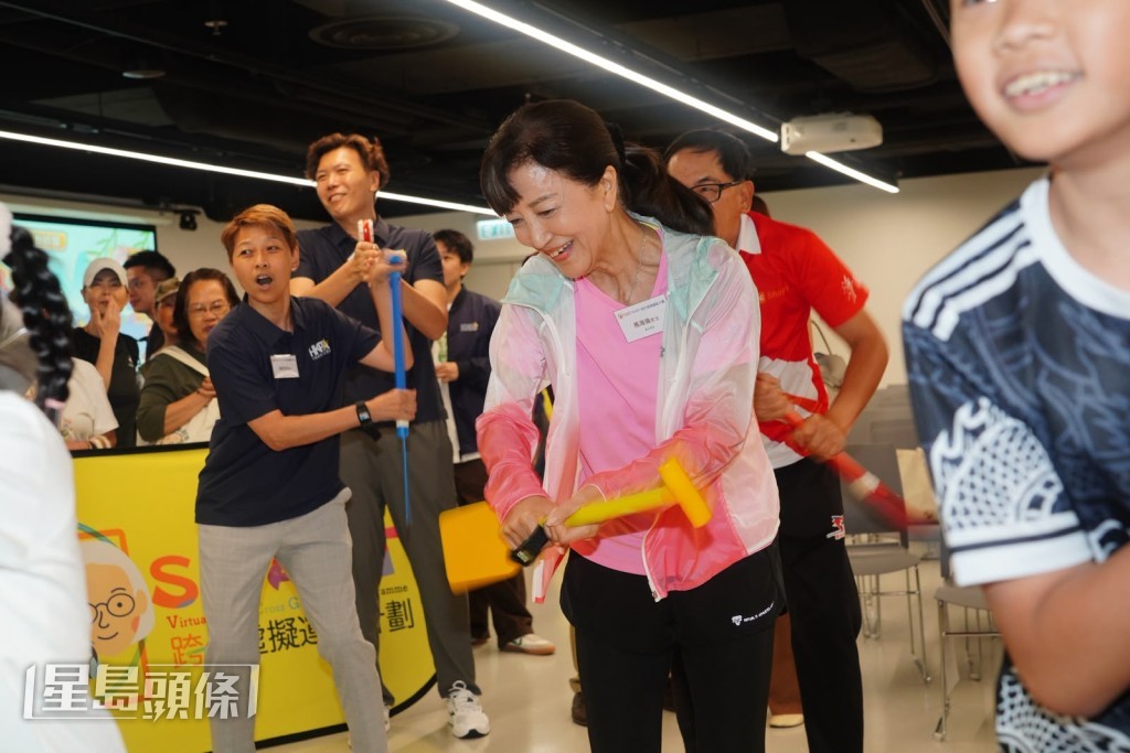 馬海倫在活動上親身體驗虛擬運動,認為對提升體適能與健康很有幫助。