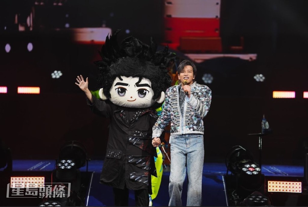 東東指着螢幕上的動畫角色,幽默詢問觀眾「我個仔跳得好唔好?」。