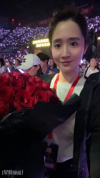 王妤嫻事後在社交平台分享與老公所送花束的合照。